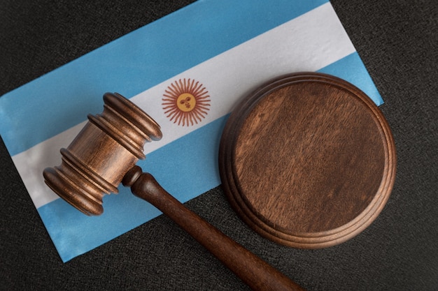 Marteau En Bois D'avocats Sur Fond De Drapeau Argentin. Cour En Argentine. Duo International Argentin.