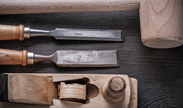 Marteau en bois ciseaux plus ferme raboteuse sur planche de bois