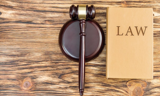 Marteau en bois du juge avec livre de droit sur la table Vue de dessus Concept de droit