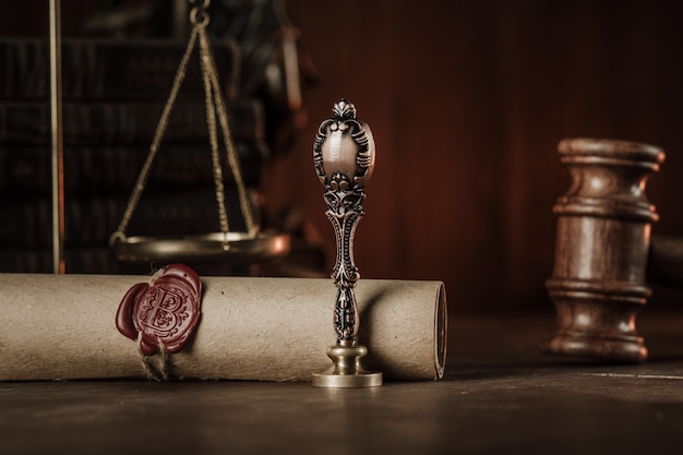 Marteau En Bois, Timbre Vintage Avec Dernière Volonté Sur Close-up De Table En Bois