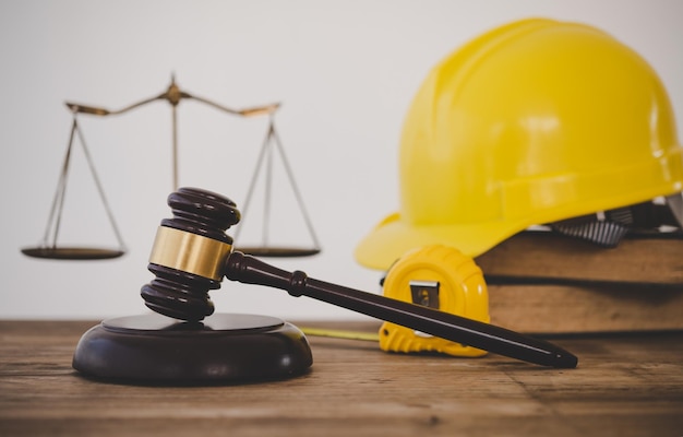 Marteau et casque du juge Droit et justice sur le concept de droit du travail Droit de la constructionx9