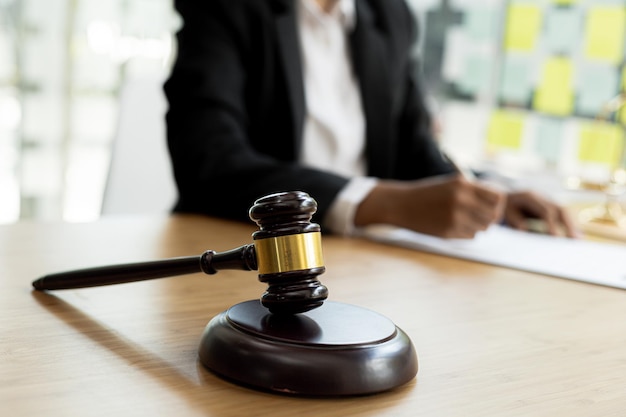 Le marteau du juge est placé sur la table, le concept d'avocat suppose que le défendeur défend le client afin de gagner l'affaire ou d'obtenir le plus grand avantage conformément à la loi.