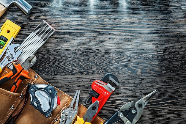 Marteau à griffe niveau de construction clé à molette ruban à mesurer mètre en bois dans la ceinture à outils