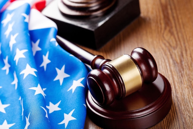 Marteau de juge en bois sur fond de drapeau américain. Concept de justice et de droit