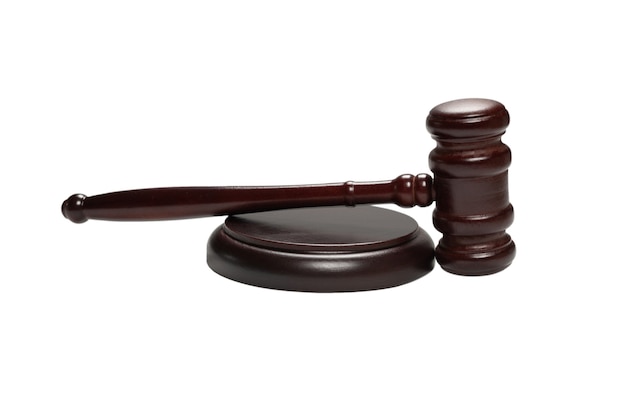 Marteau de juge en bois et table d'harmonie isolés sur fond blanc. Justice de droit système conceptuel.