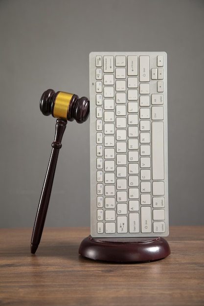 Marteau de juge avec un clavier d'ordinateur Crime sur Internet