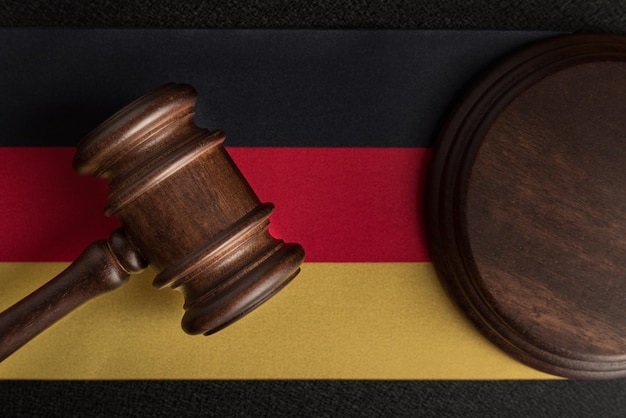 Marteau de juge sur le drapeau Allemagne Droit et justice Droit constitutionnel