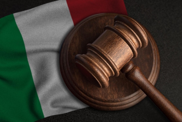 Marteau de juge et drapeau de l'Italie Droit et justice en Italie Violation des droits et libertés