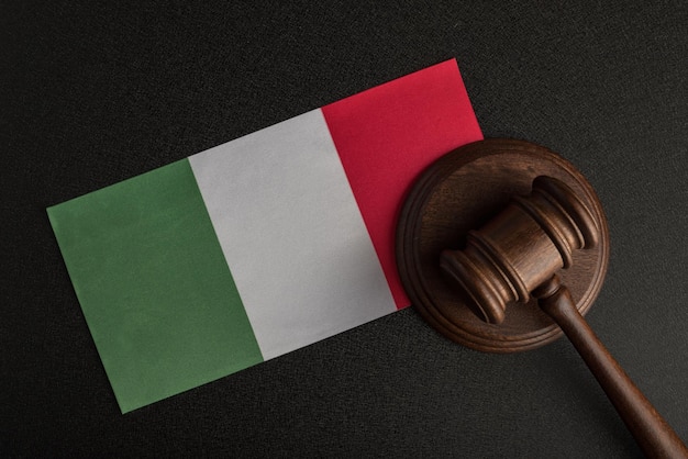 Marteau de juge et drapeau italien Droit et justice Protection des droits de la population