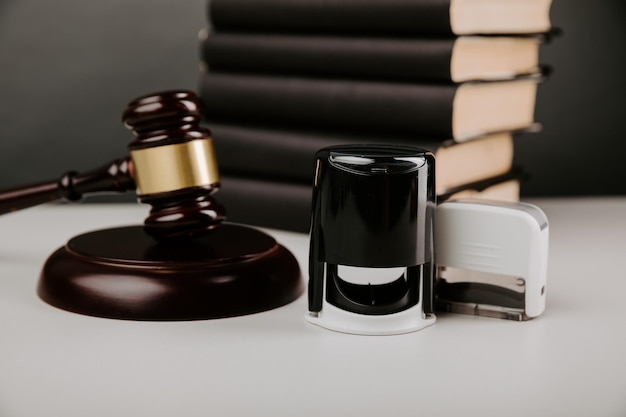 Marteau de juge et timbre de notaire sur un concept de droit de bureau gris