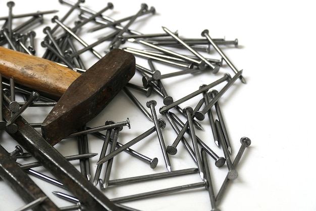 Marteau à ongles et tenailles sur fond blanc