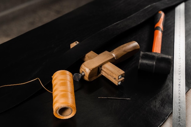 Marteau et règle de fil de ceinture en cuir véritable Outils d'artisan pour la création de ceintures Équipement pour la production de ceintures en cuir véritable sur la table de l'atelier