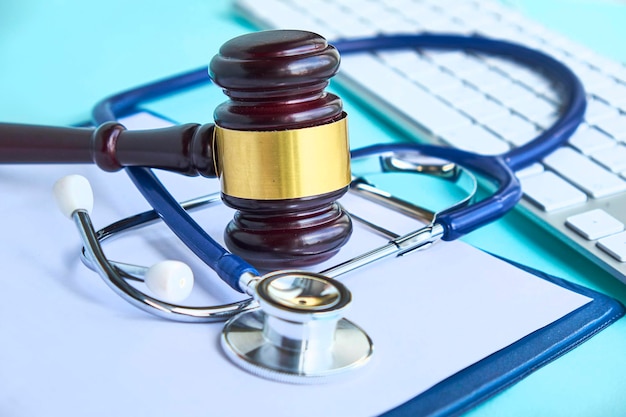 Marteau et stéthoscope jurisprudence médicale définition légale de l'avocat pour faute médicale