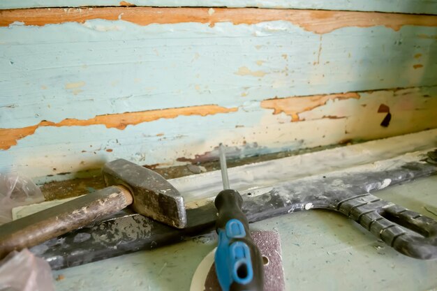 Marteau tournevis une spatule sur une étagère en bois sale outils pour la réparation des locaux