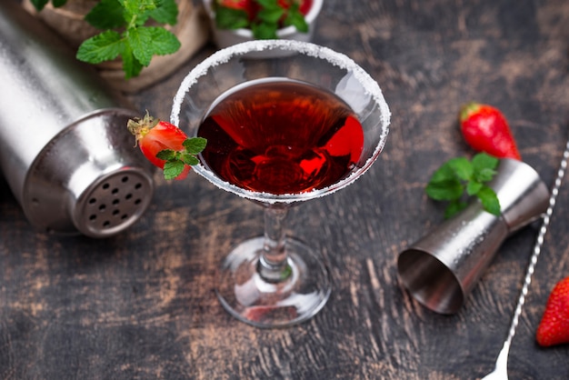 Martini aux fraises. Cocktail d'été sucré