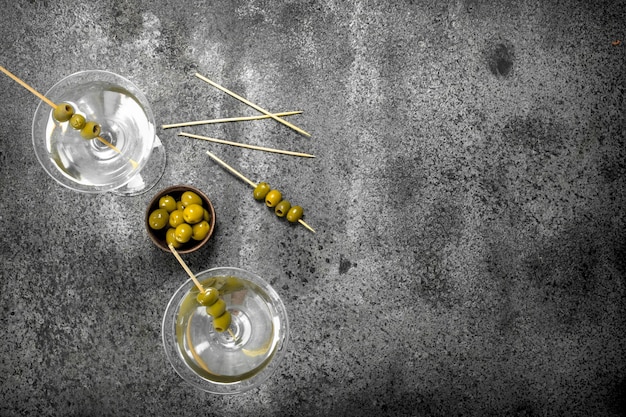 Martini aux olives. Sur un fond rustique.