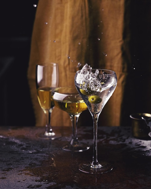 martini aux olives tombant dans le verre