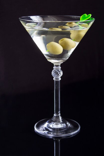 Martini aux olives vertes dans un verre