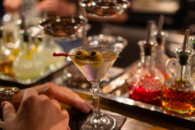 Martini aux olives vertes sur une table au bar.