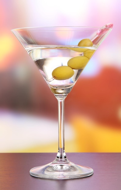 Martini aux olives vertes sur table en bar