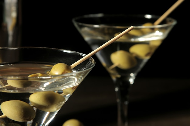 Martini dans un verre aux olives vertes