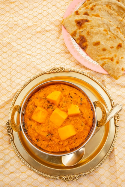 Masala au beurre de fromage de cuisine indienne servi avec roti tandoori