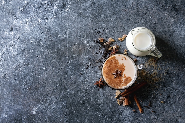 Masala chai avec des ingrédients