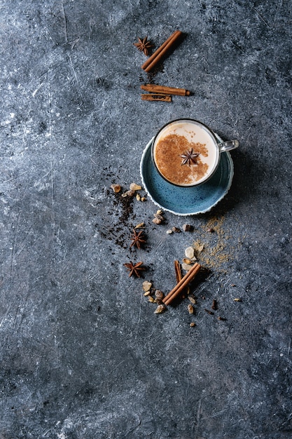 Masala chai avec des ingrédients