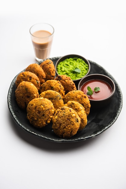 Masala Chana Dal Vada ou Parippu ou Paruppu Vadai est une recette de collations frites à l'heure du thé du Maharashtrian et du Kerala. servi dans une assiette