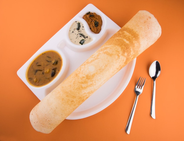 Le masala dosa est un repas du sud de l'Inde servi avec du sambhar et du chutney de noix de coco. Mise au point sélective