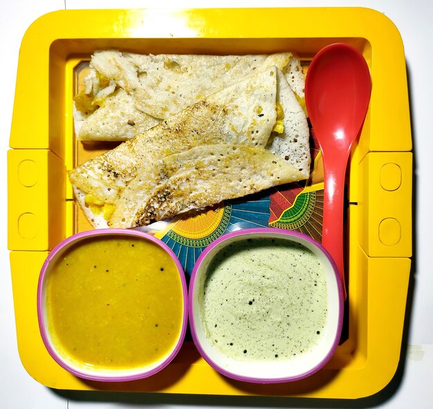 Masala dosa avec sambhar et chutney, plat très célèbre de l'Inde du Sud. Vue de dessus Mise au point sélective