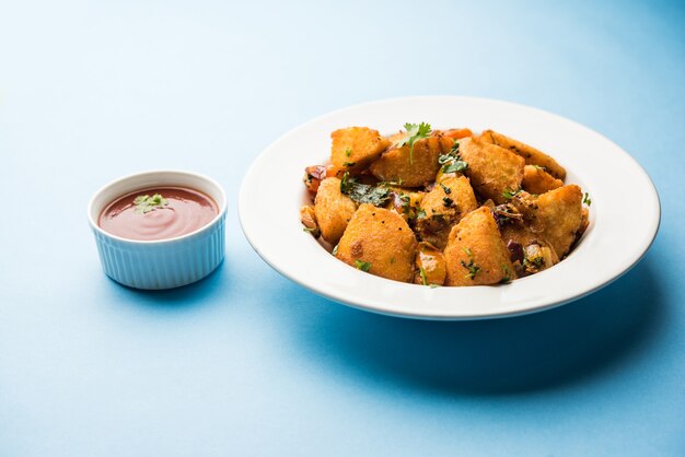 Masala fried Idlies - Snack indien du sud fait avec des restes servis avec du ketchup à la tomate. mise au point sélective