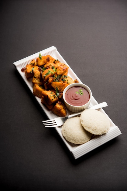 Masala fried Idlies - Snack indien du sud fait avec des restes servis avec du ketchup à la tomate. mise au point sélective