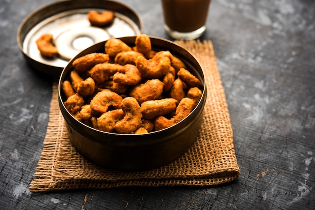 Masala Kaju ou noix de cajou épicée dans un bol. Snack-festival populaire d'Inde, d'Asie, également connu sous le nom de recette Chakna