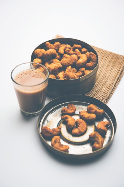 Masala Kaju ou noix de cajou épicée dans un bol. Snack-festival populaire d'Inde, d'Asie, également connu sous le nom de recette Chakna