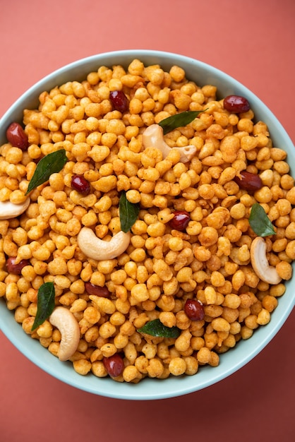 Masala Kara BoondÃ‚Â ou Namkeen Bundi avec noix de cajou, arachides et feuilles de curry, casse-croûte indien à base de farine de Besan