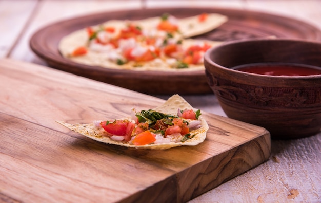 Le masala papad est un aliment croustillant indien végétarien ou une entrée très facile à préparer. Servi avec du ketchup sur fond de mauvaise humeur. Mise au point sélective