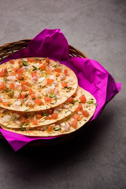 Masala Papad orÃ‚Â papadumÃ‚Â est une délicieuse collation indienne à base de papad rôti ou frit surmonté d'un mélange de tomates à l'oignon et épicé