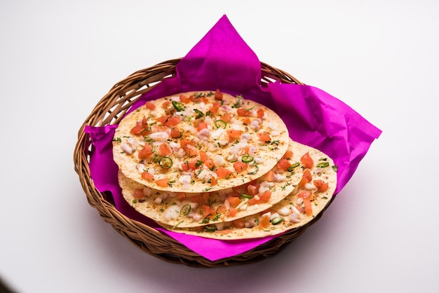Photo masala papad orã‚â papadumã‚â est une délicieuse collation indienne à base de papad rôti ou frit surmonté d'un mélange de tomates à l'oignon et épicé