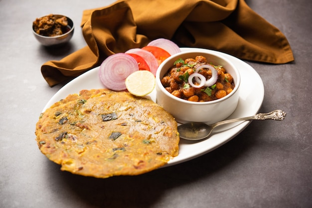 Masala de pois chiches épicé ou curry de chole avec Pyaj Paratha ou Parantha d'oignon de printemps et cornichon à la mangue