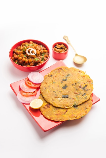 Masala de pois chiches épicé ou curry de chole avec Pyaj Paratha ou Parantha d'oignon de printemps et cornichon à la mangue