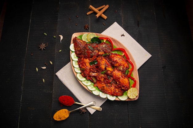 Photo masala de poisson du kerala à base d'épices, de tranches de noix de coco pour la saveur et disposés dans une vaisselle