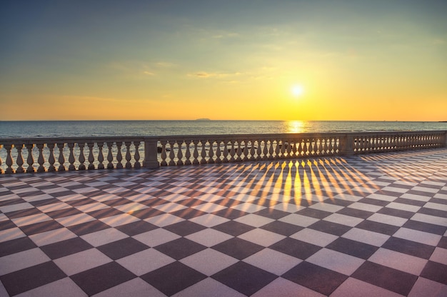 Photo mascagni terrazza terrasse belvédère au coucher du soleil livorno toscane italie