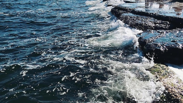 Mascaret spectaculaire une vague roulée sur les rochers