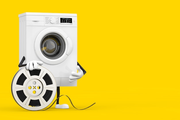 Mascotte de personnage de machine à laver blanche moderne avec bande de cinéma de bobine de film sur fond jaune. Rendu 3D