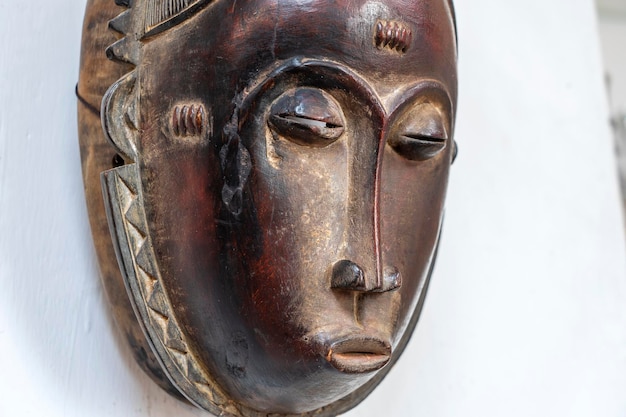 Masque africain sur un fond de mur de pierre Tanzanie Afrique Close up