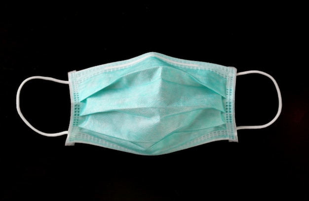 Masque de bandage de protection médicale isolé sur fond noir