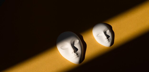 Masque blanc avec une expression faciale neutre avec des ombres sur fond d'or