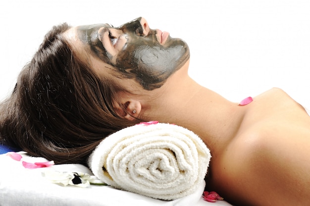 Masque de boue de mer sur le visage de la femme.