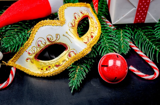 Masque de carnaval et décorations de Noël